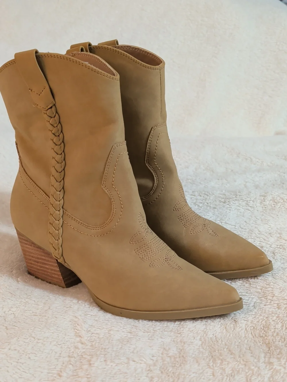 DV by Dolce Vita Karyn Western Booties Tan Suede Braided Ankle Boots Size 9